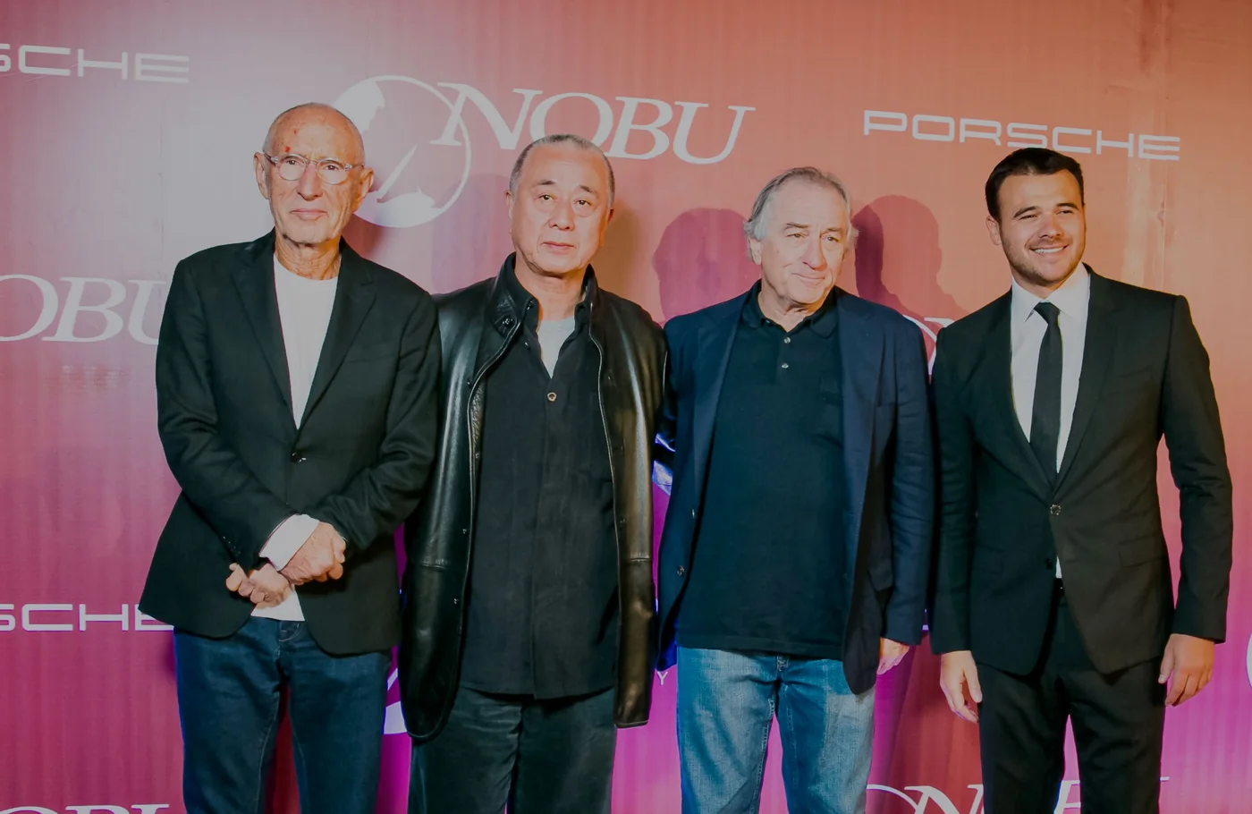 Основатели Nobu — Мейр Тепер, Нобу Мацухиса, Роберт Де Ниро — и основатель Sea Breeze Эмин Агаларов у пресс-стены Nobu Crocus City (Москва)