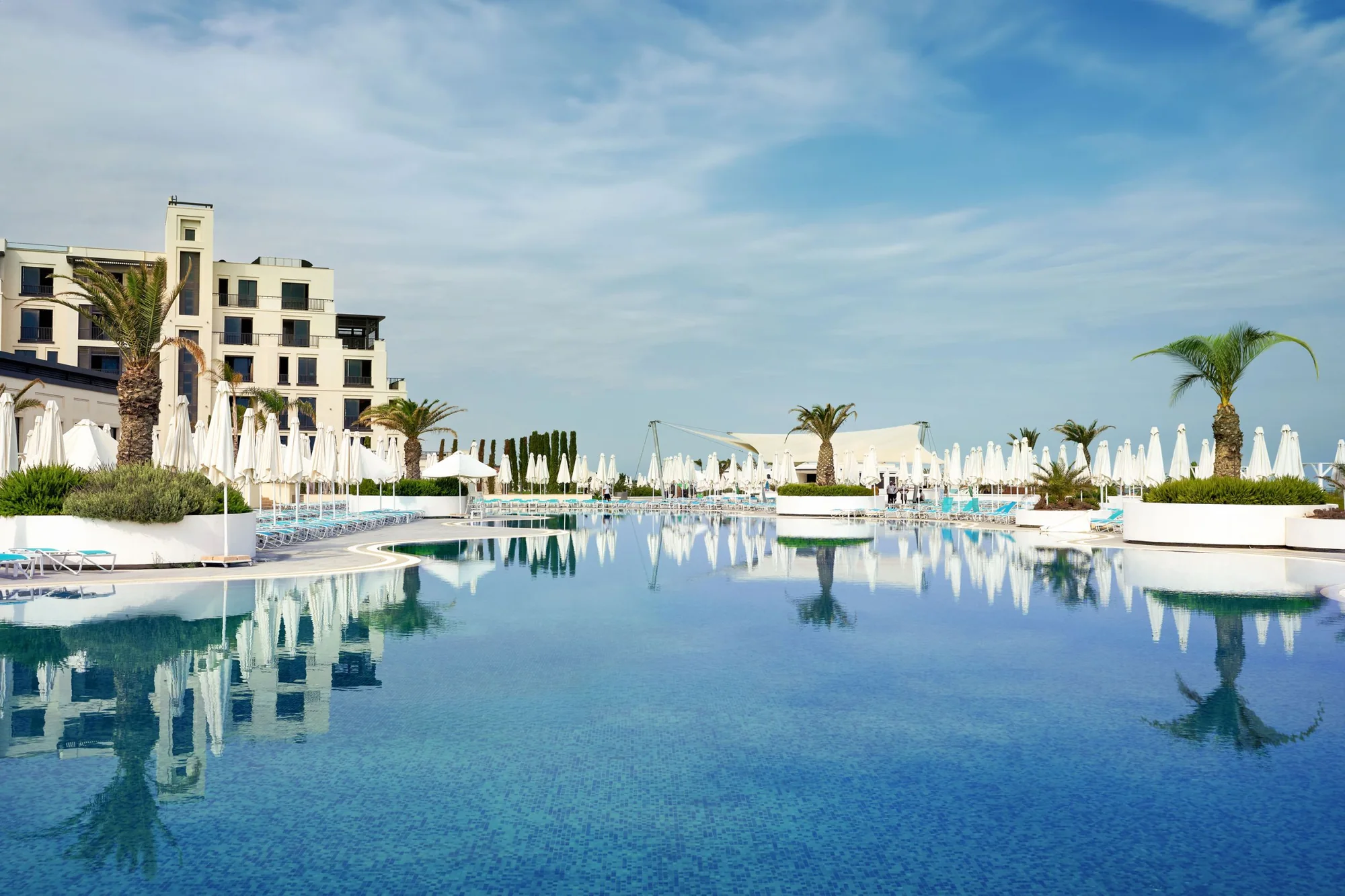 Бассейн у апарт-отеля The Grand в Sea Breeze. Этим кадром Nobu Hospitality иллюстрирует страницу Nobu Hotel Baku — самого отеля пока нет